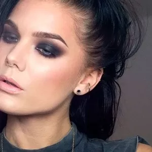 Курсы обучения макияжа smoky-eyes в учебном центре Твой Успех.