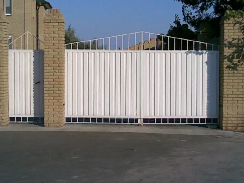 Откатные и распашные ворота калитки забор из профнастила 3