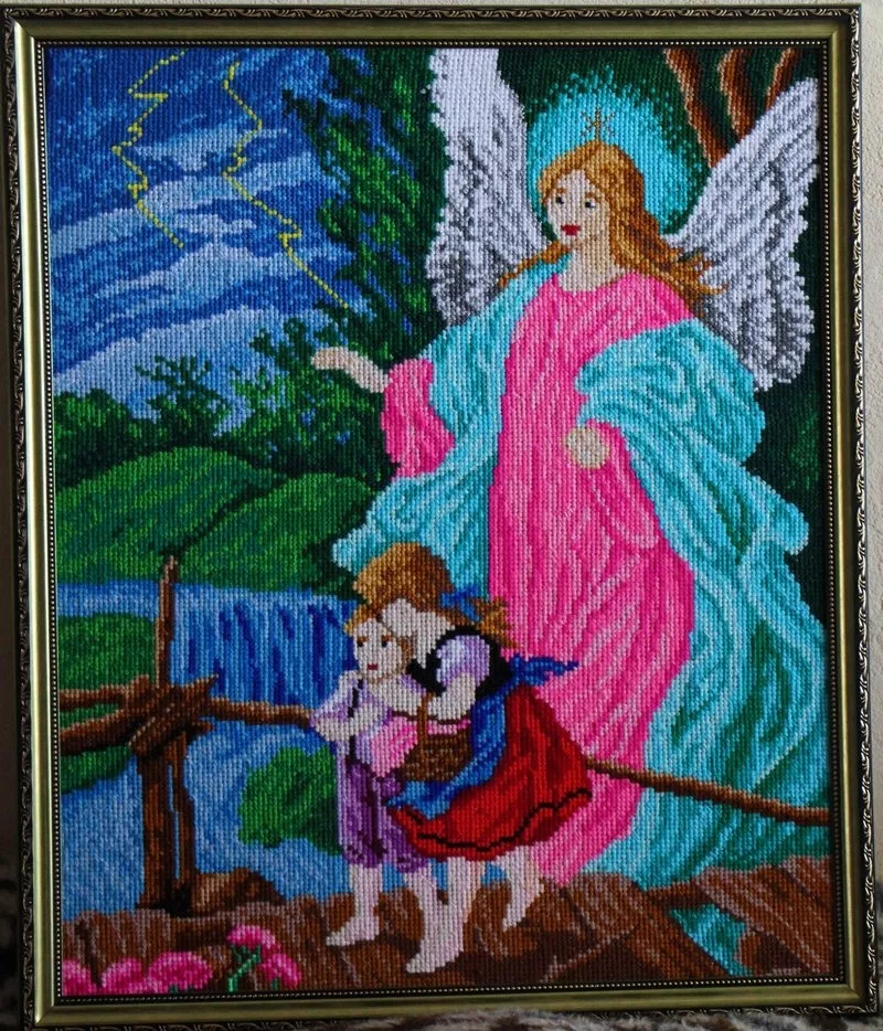 Вышитая картина-образ «Ангел-хранитель» 39х47 см (в рамке)