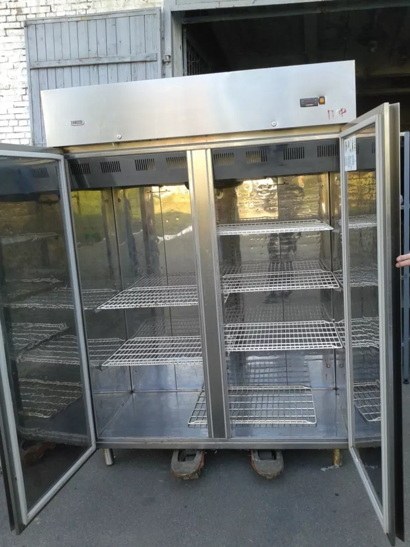 Продам холодильный шкаф на 1400 л Zanussi бу для общепита