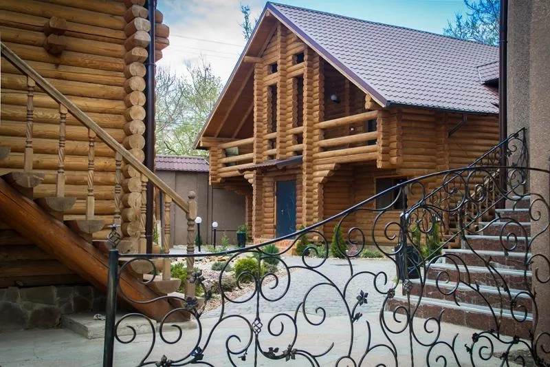 Трехуровневый капитальный дом с гостевыми деревянными домиками,  баней  31