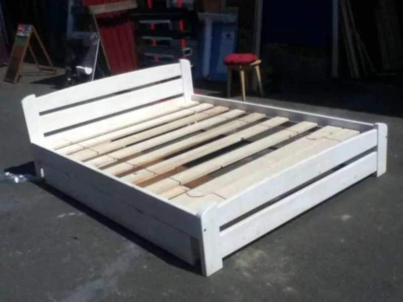 Двуспальные новые деревянные кровати