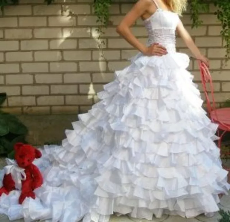 Продам шикарное,  новое свадебное платье  ручной работы со шлейфом